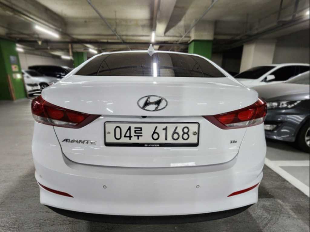 HYUNDAI Avante - Vista 2