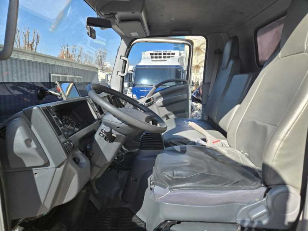 medium and large cargo truck - Vista 11