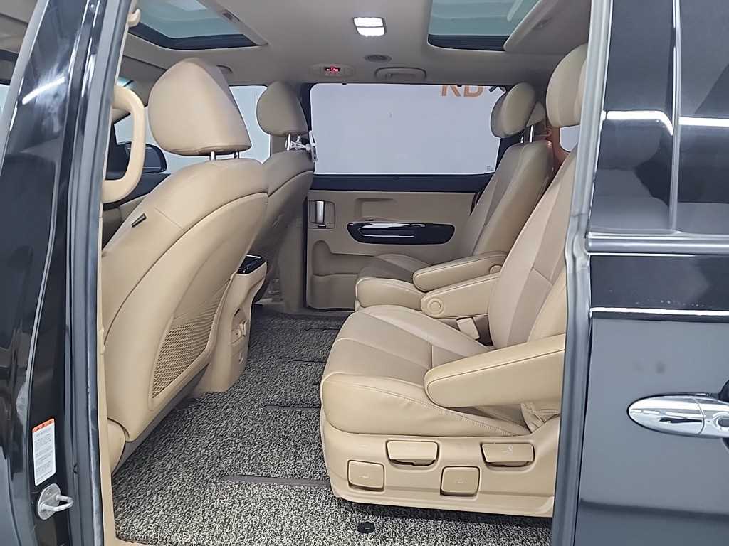 KIA Carnival - Vista 12