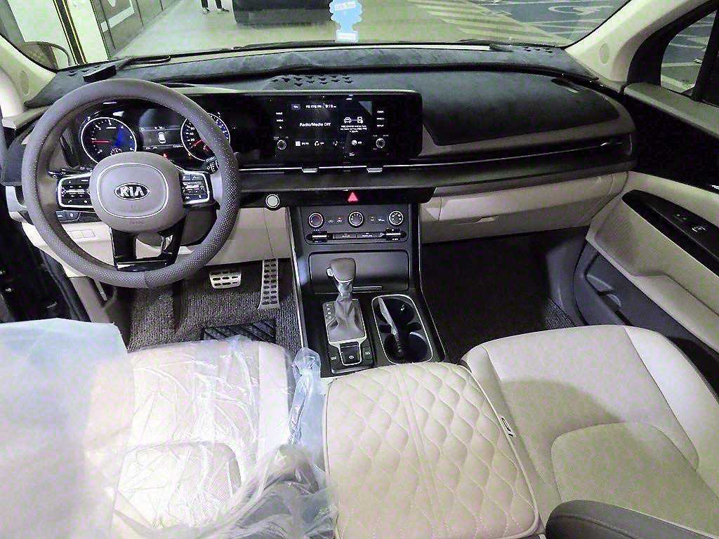 KIA Carnival - Vista 11