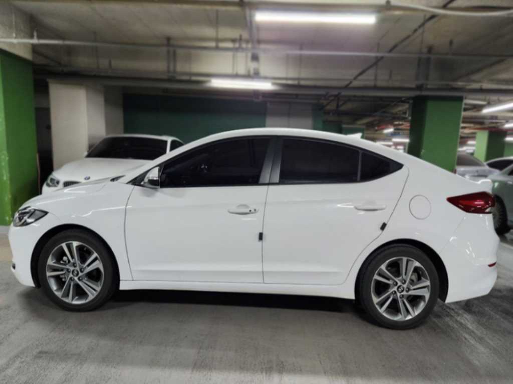 HYUNDAI Avante - Vista 3