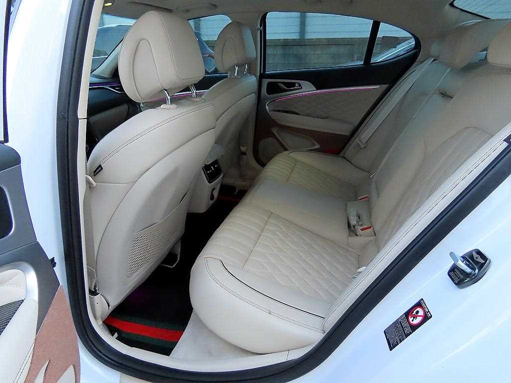 Genesis G70 - Vista 6