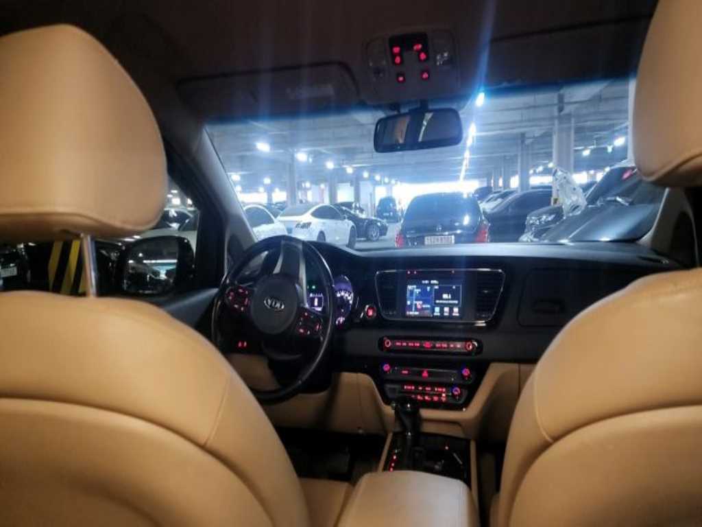 KIA Carnival - Vista 5