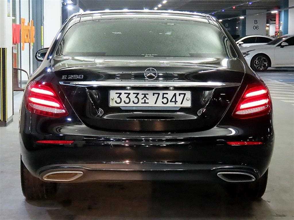 Mercedes Benz E class - Vista 5