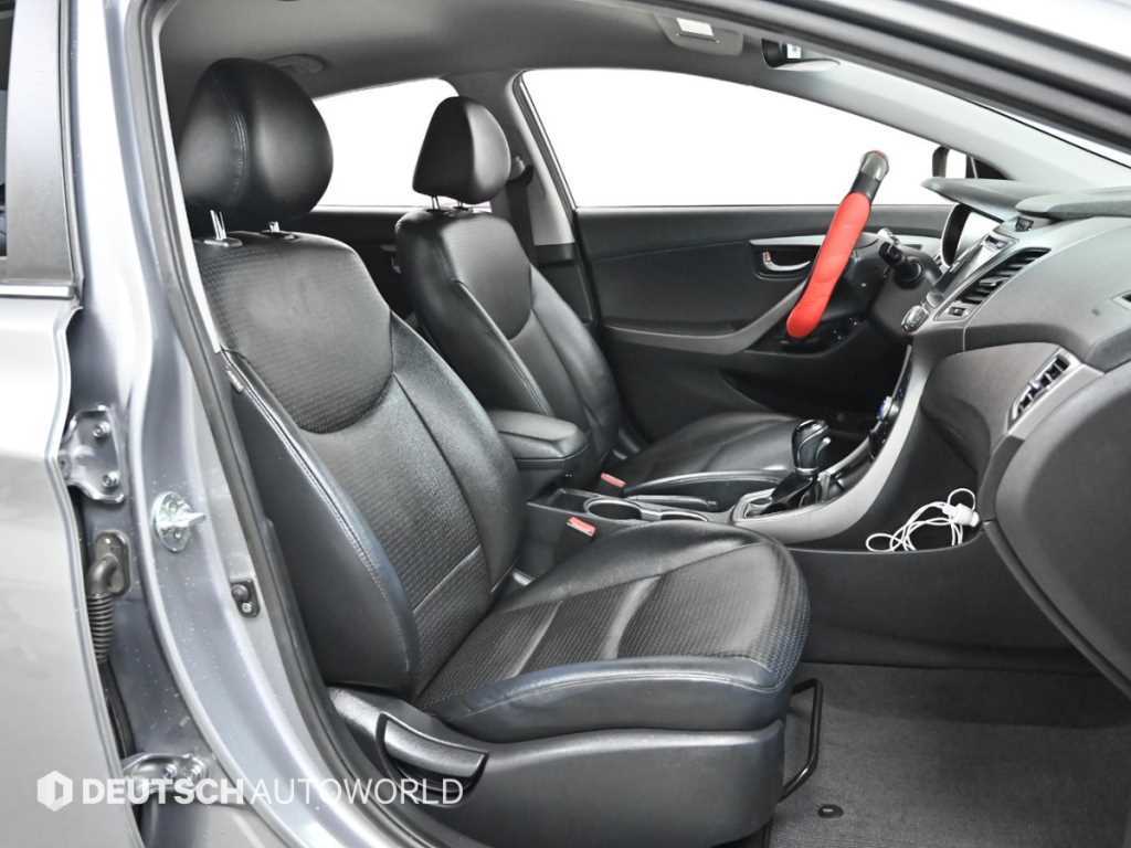 HYUNDAI Avante - Vista 10