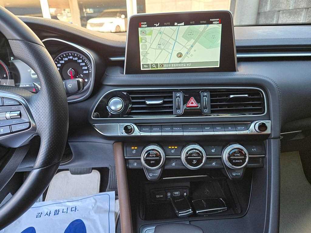 Genesis G70 - Vista 10