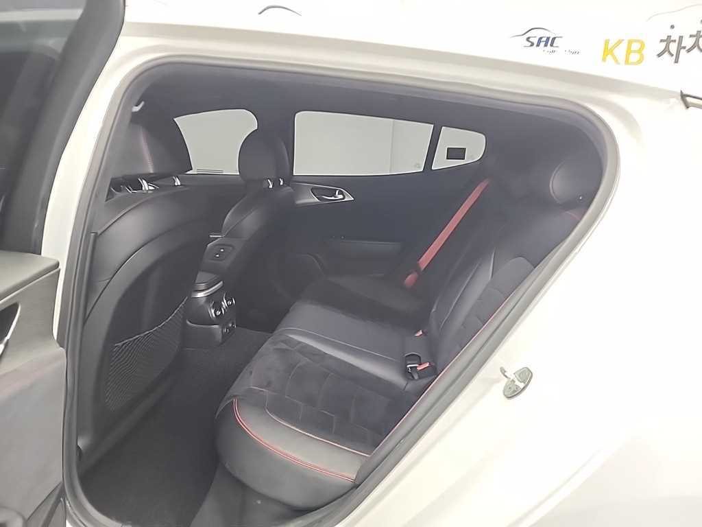 KIA Stinger - Vista 12