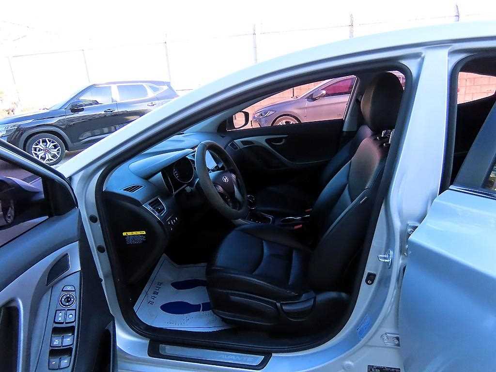 HYUNDAI Avante - Vista 5