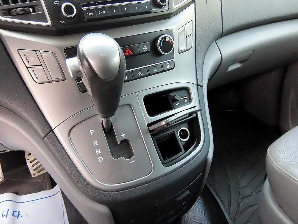 HYUNDAI Starex - Vista 10