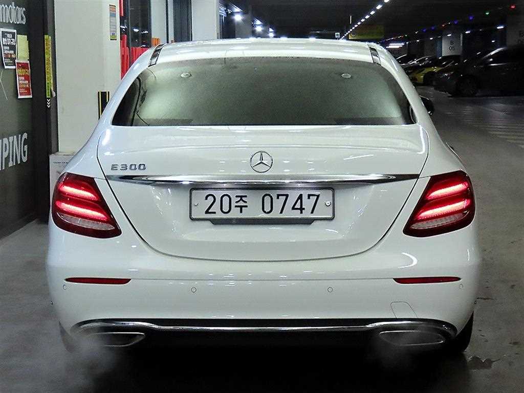 Mercedes Benz E class - Vista 5