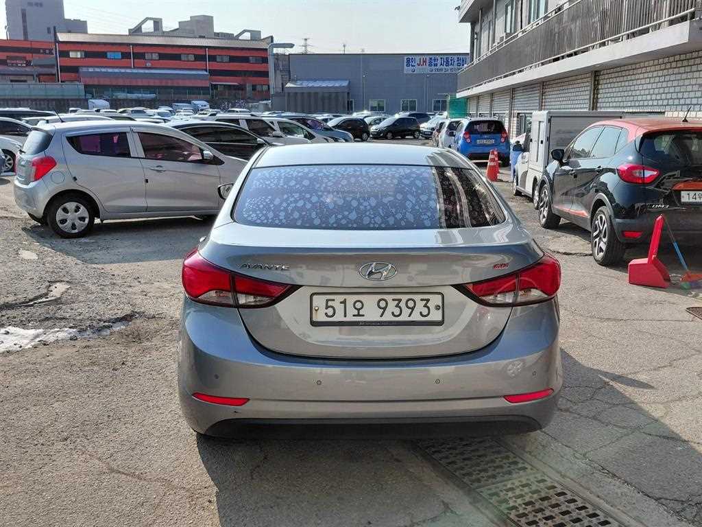 HYUNDAI Avante - Vista 3