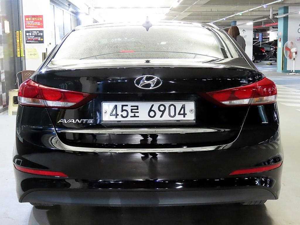 HYUNDAI Avante - Vista 5