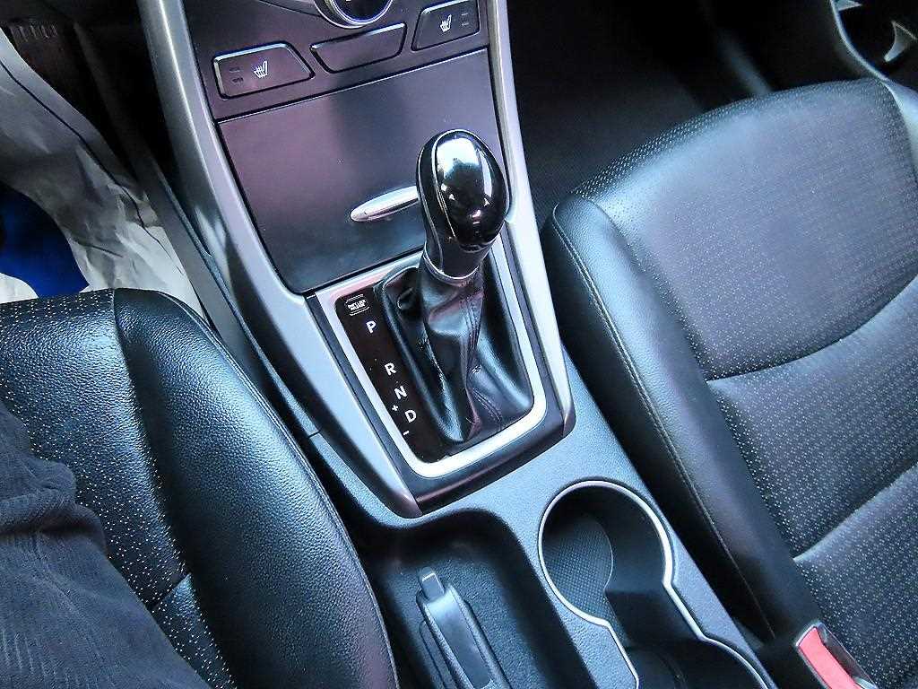 HYUNDAI Avante - Vista 10