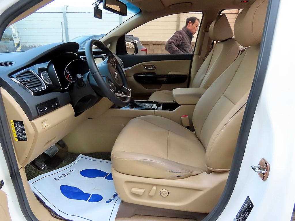 KIA Carnival - Vista 5