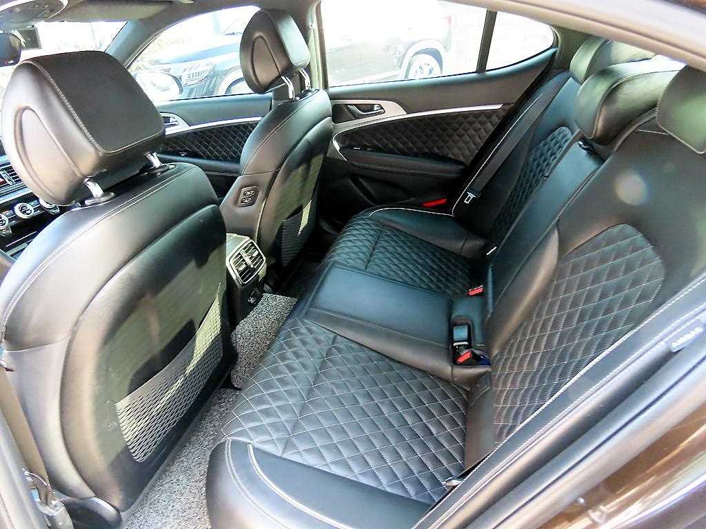 Genesis G70 - Vista 6