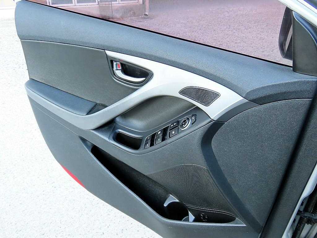 HYUNDAI Avante - Vista 11