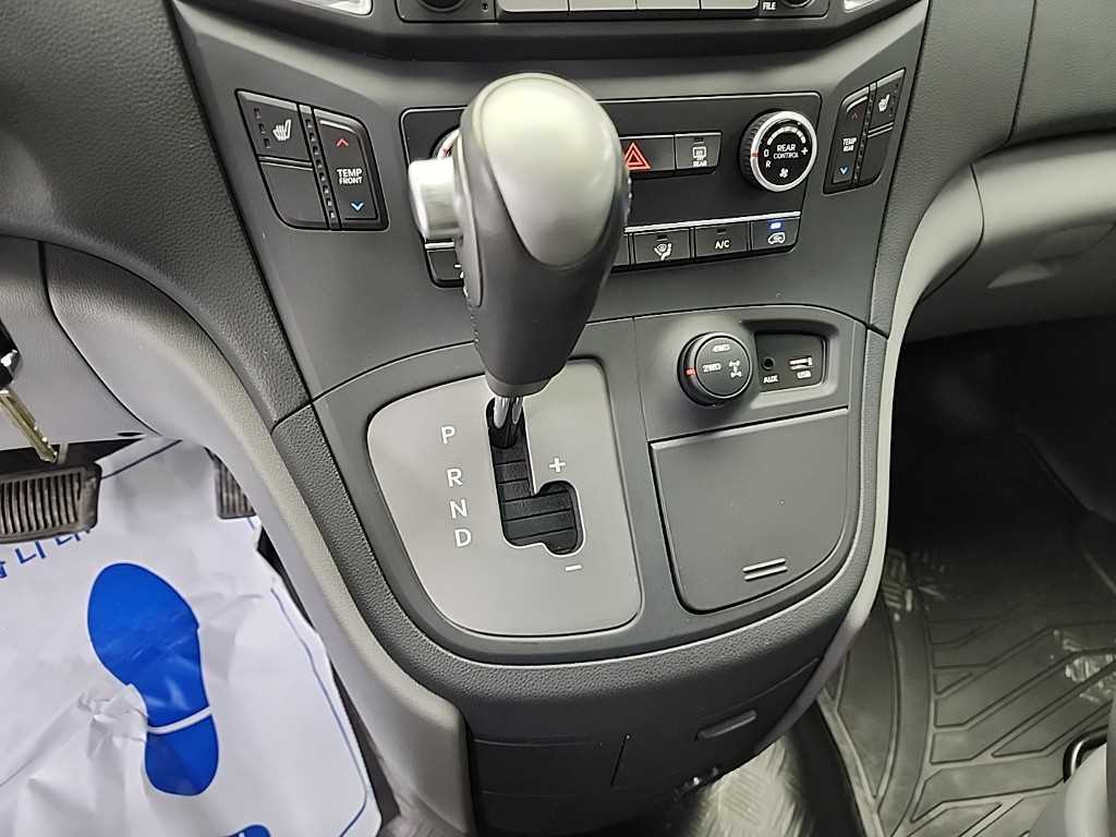 HYUNDAI Starex - Vista 8