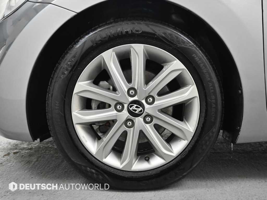 HYUNDAI Avante - Vista 5