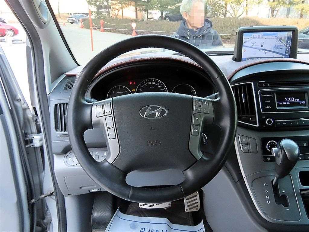 HYUNDAI Starex - Vista 8