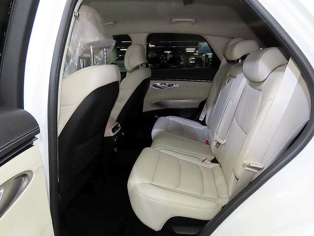 Genesis GV70 - Vista 8