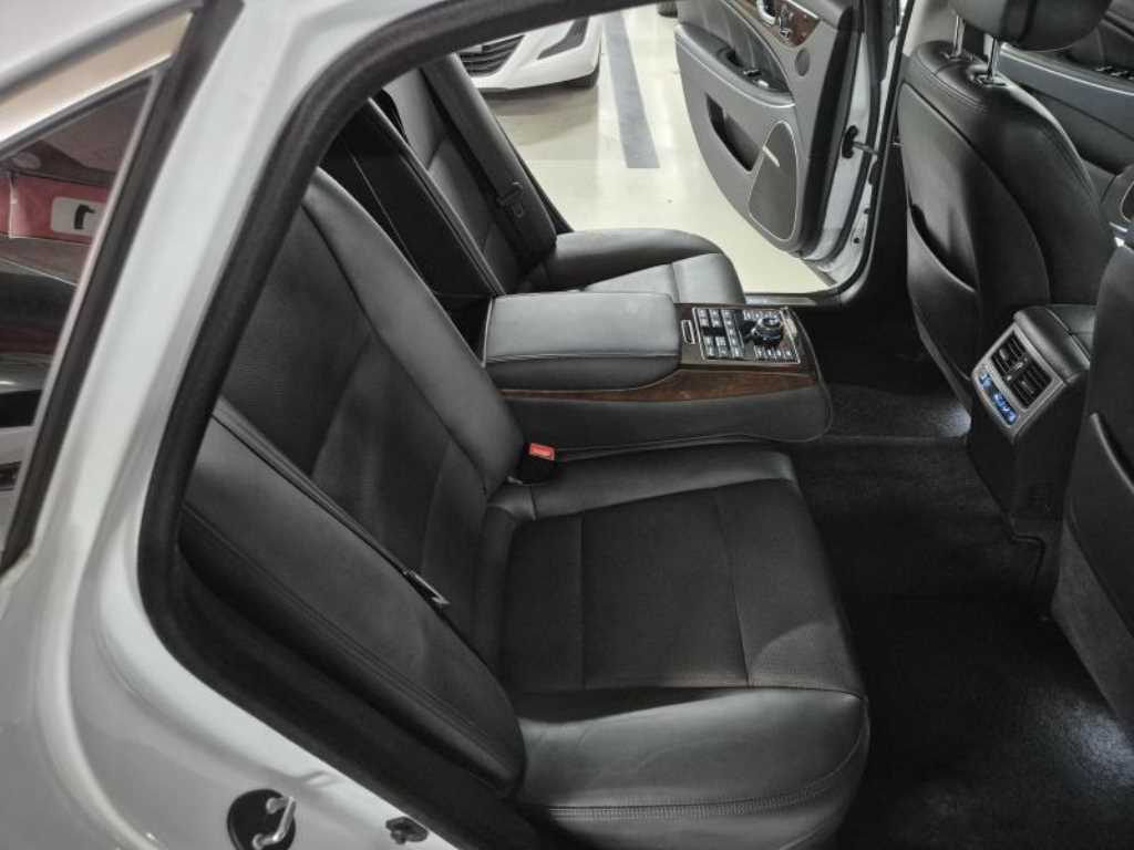 HYUNDAI Equus - Vista 8