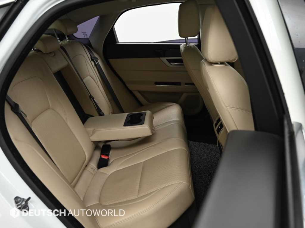 Jaguar XF - Vista 12