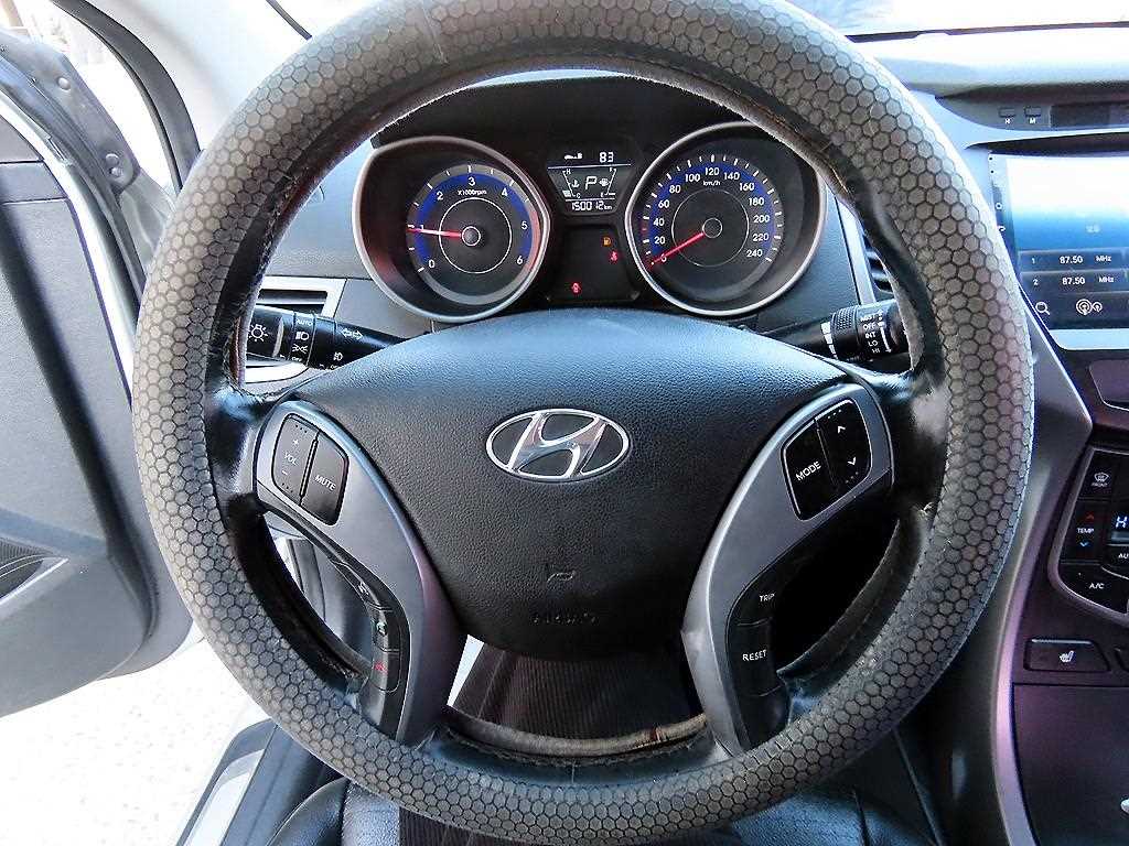 HYUNDAI Avante - Vista 8