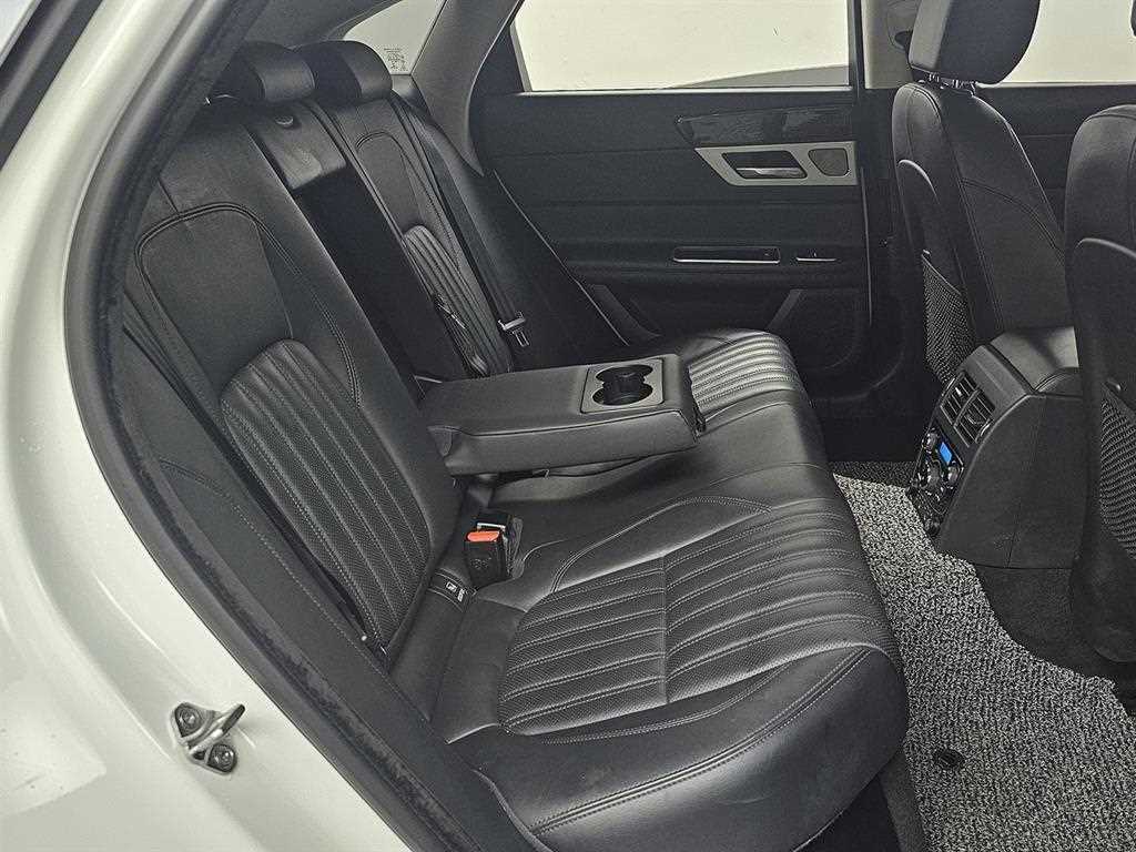 Jaguar XF - Vista 12