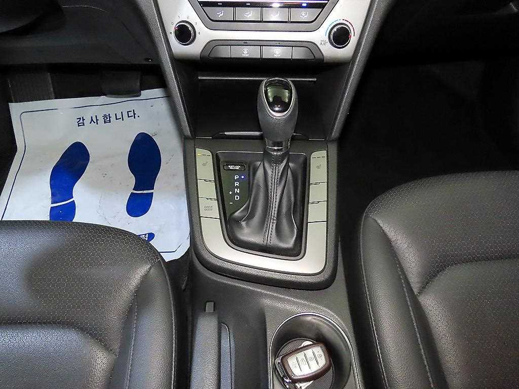 HYUNDAI Avante - Vista 12