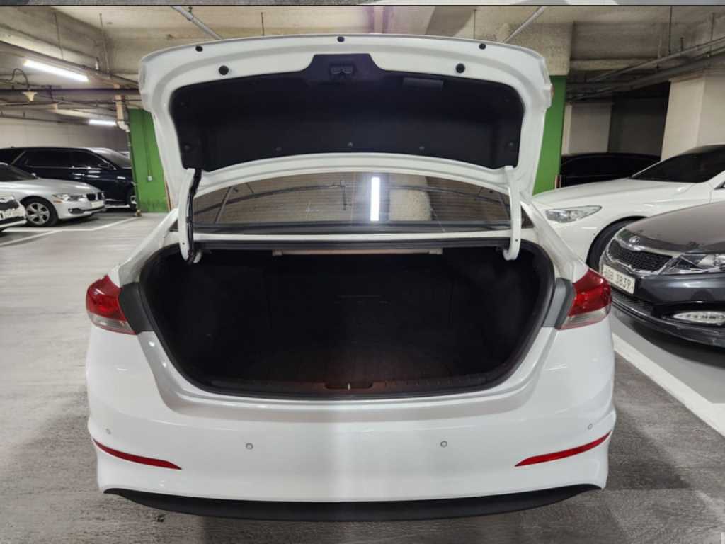 HYUNDAI Avante - Vista 5