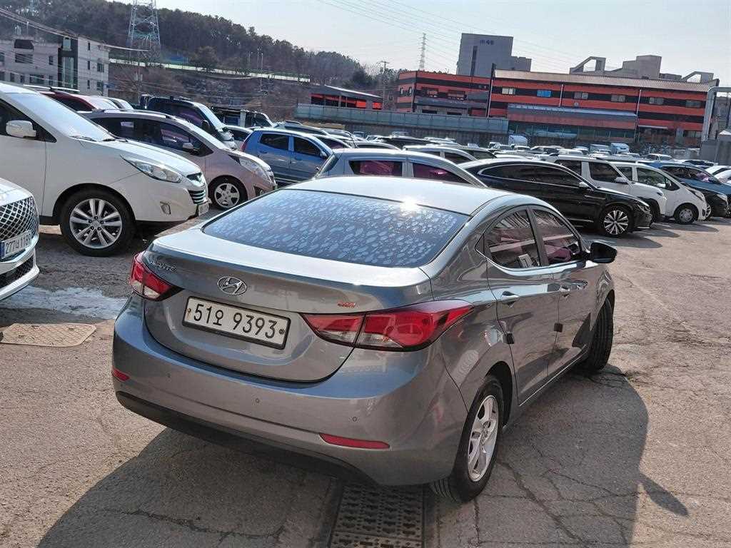 HYUNDAI Avante - Vista 2