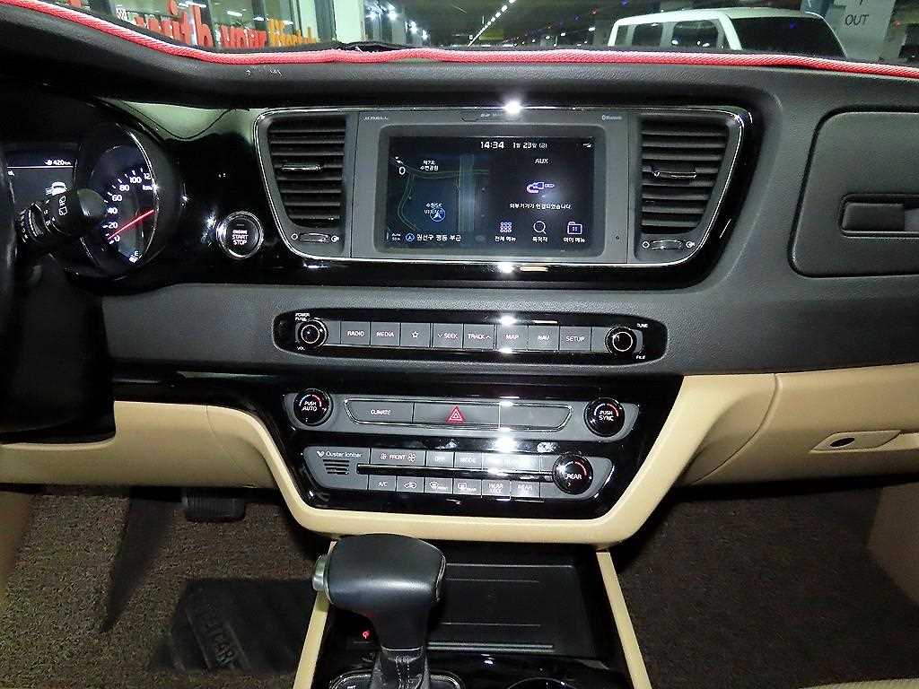 KIA Carnival - Vista 11