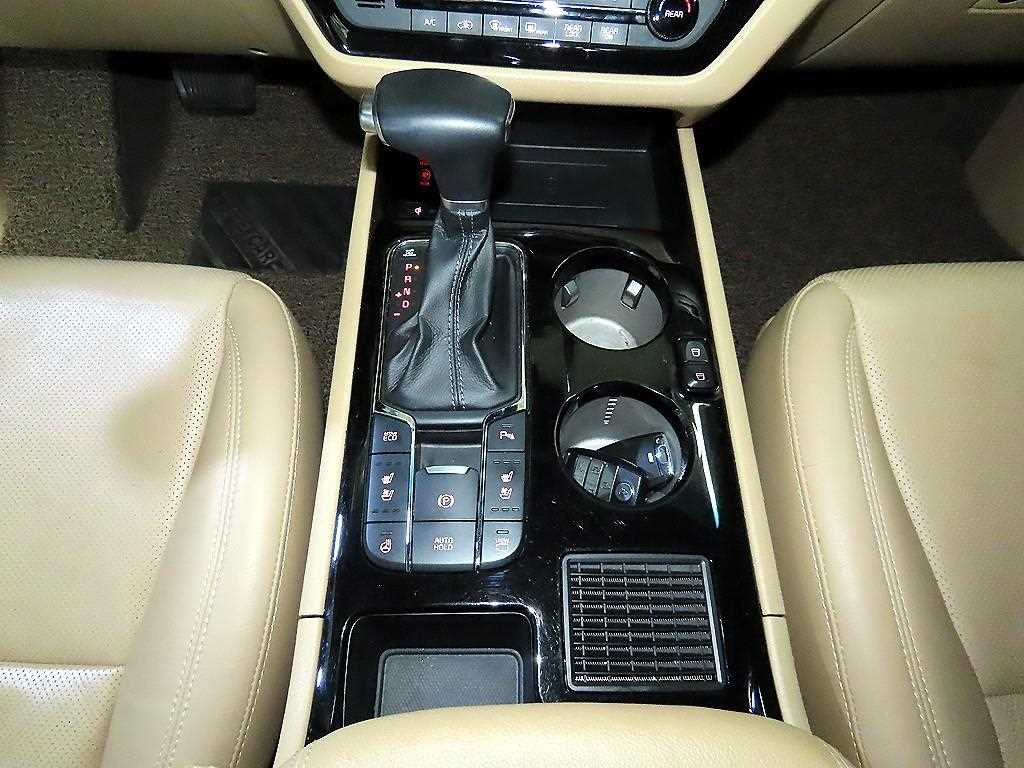 KIA Carnival - Vista 12