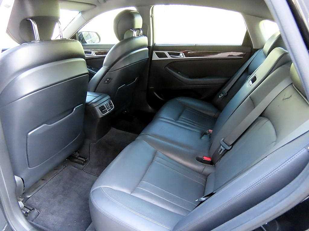 HYUNDAI Genesis - Vista 6