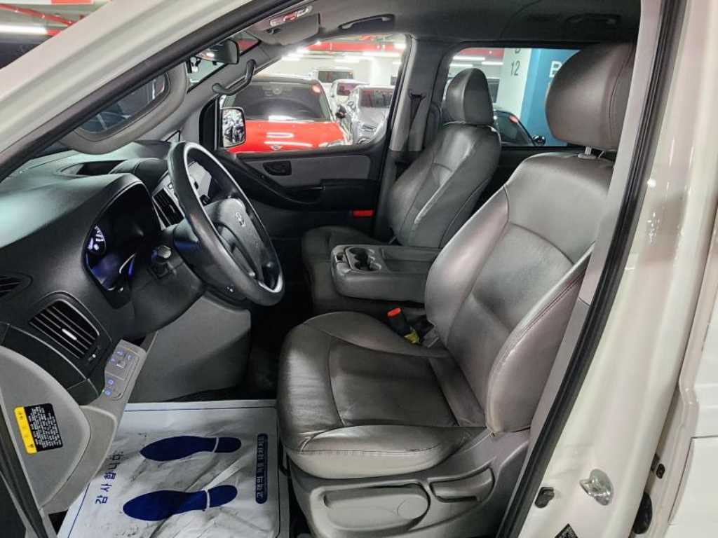 HYUNDAI Starex - Vista 9