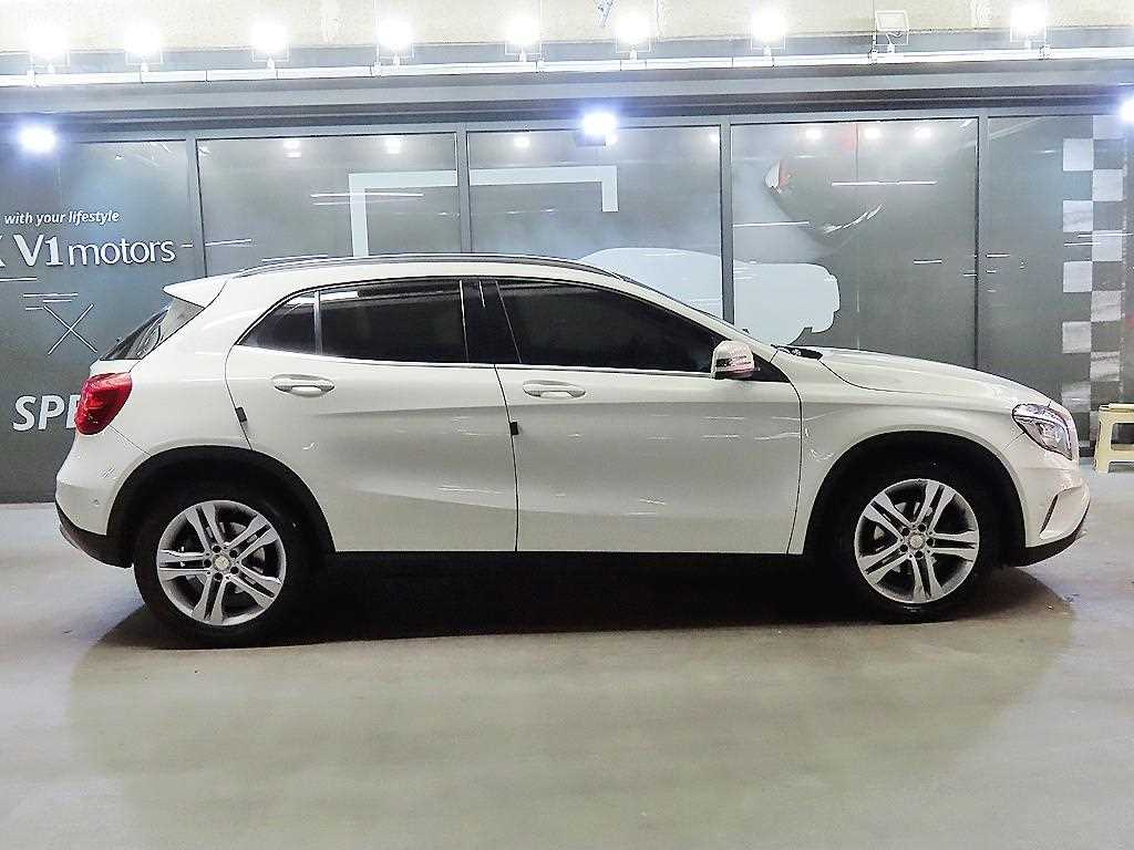 Mercedes Benz GLA Class - Vista 3