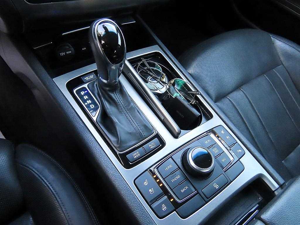 HYUNDAI Genesis - Vista 11