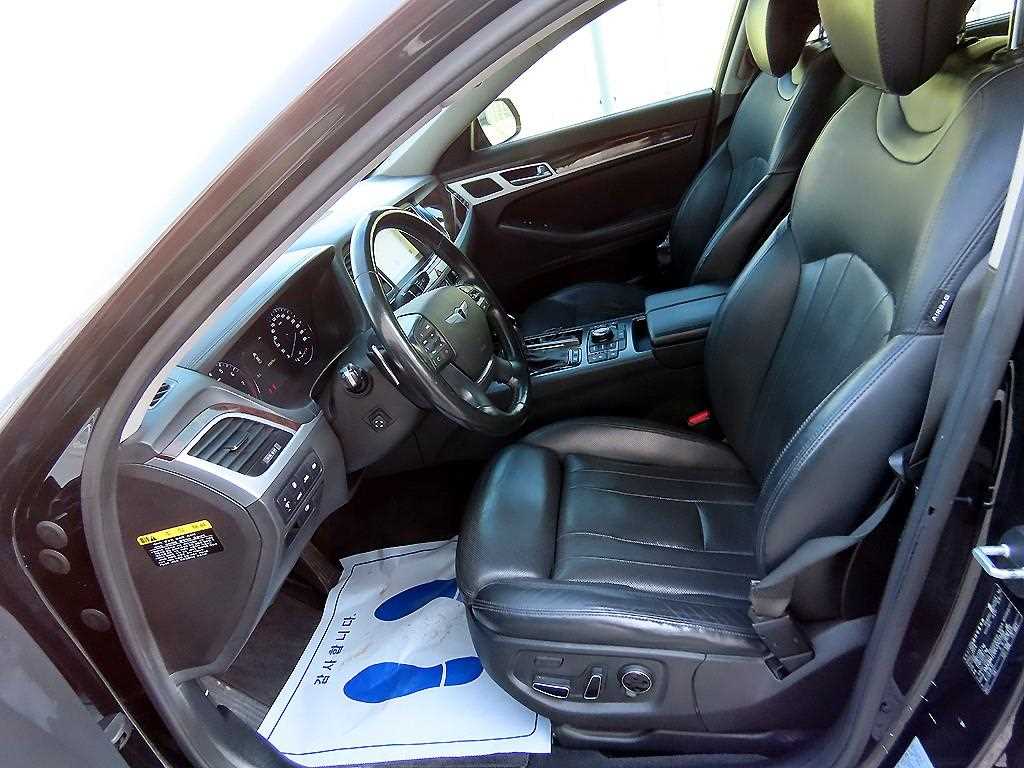 HYUNDAI Genesis - Vista 5