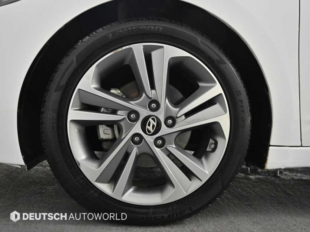 HYUNDAI Avante - Vista 5