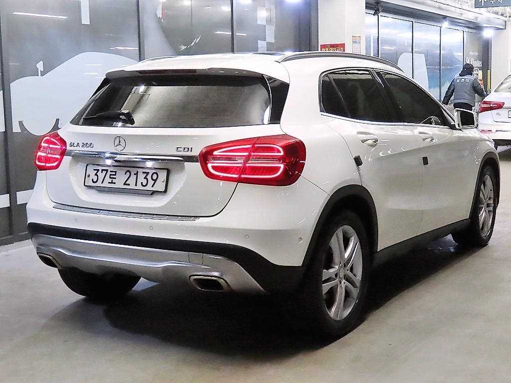 Mercedes Benz GLA Class - Vista 4