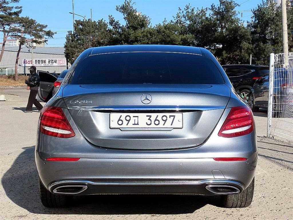 Mercedes Benz E class - Vista 4