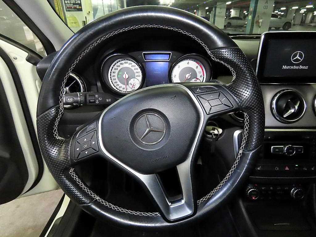 Mercedes Benz GLA Class - Vista 8