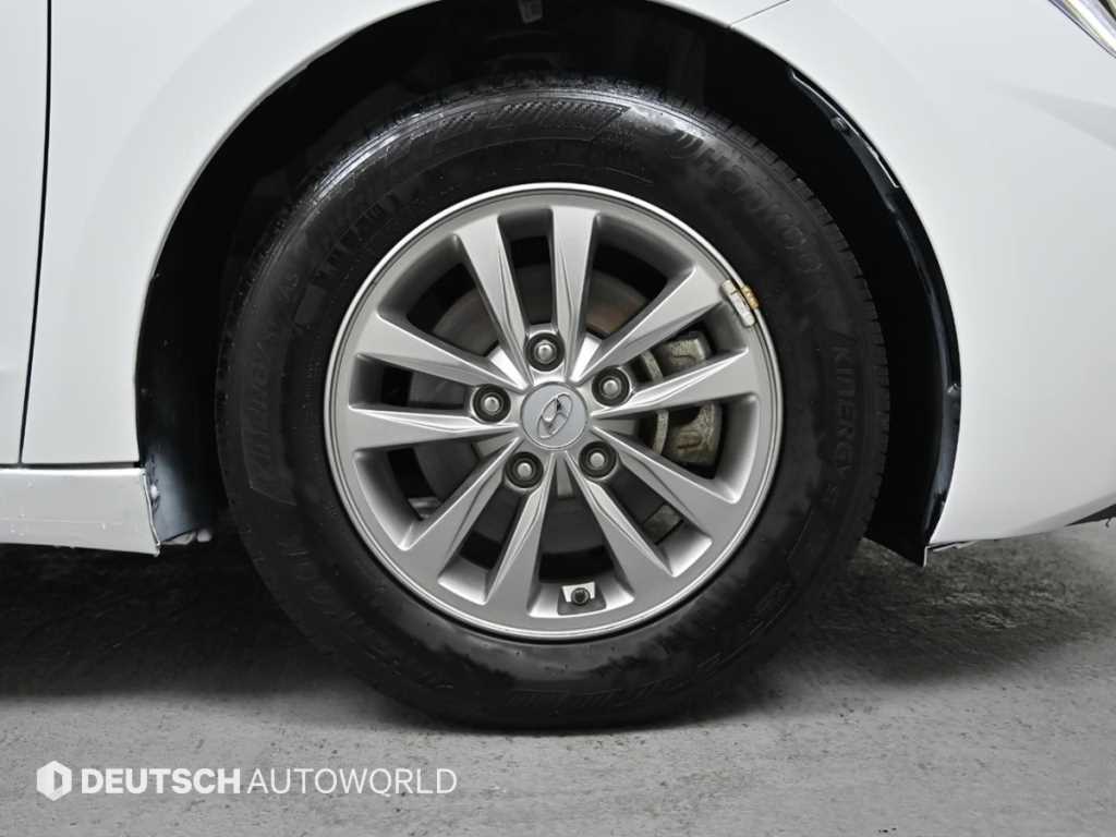 HYUNDAI Avante - Vista 5