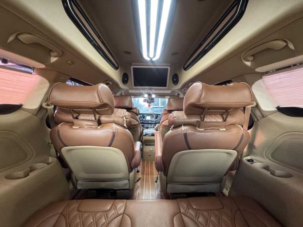 KIA Carnival - Vista 8