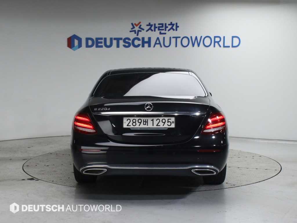 Mercedes Benz E class - Vista 4