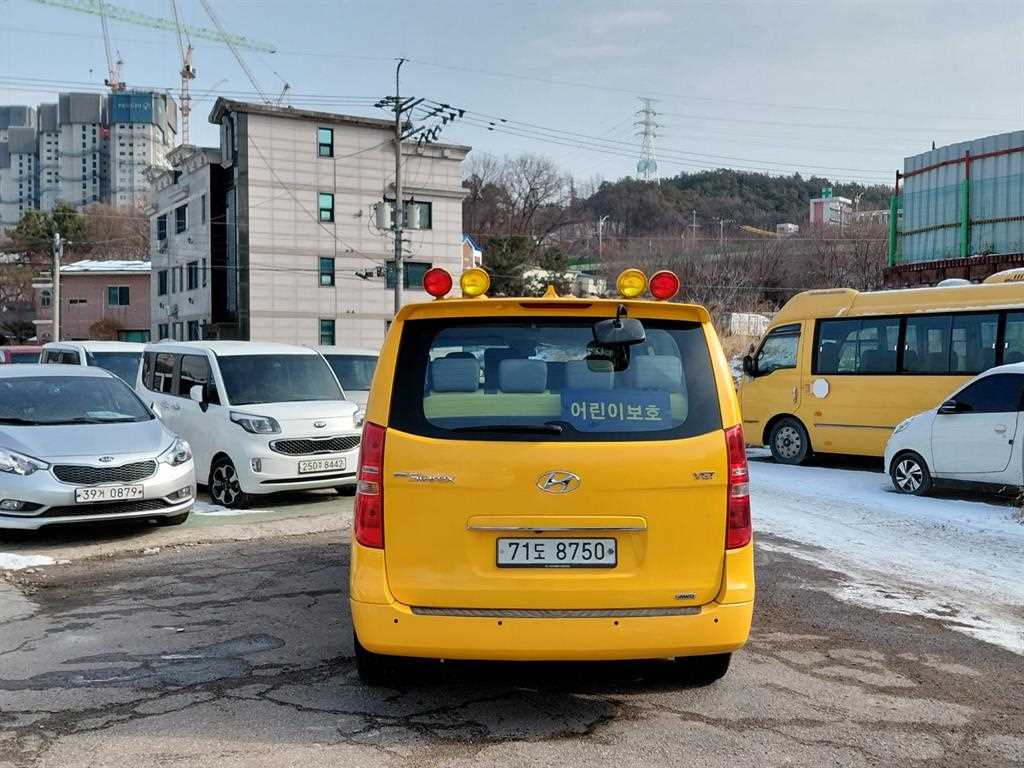 HYUNDAI Starex - Vista 3