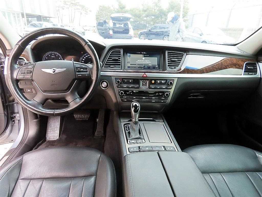 HYUNDAI Genesis - Vista 7