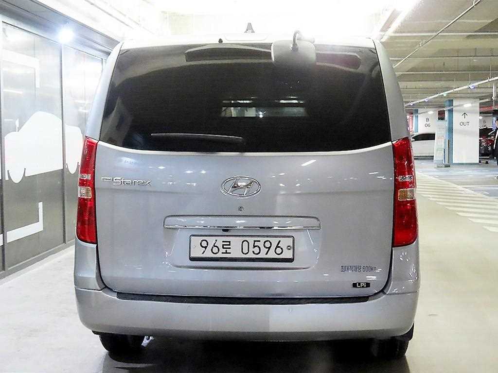 HYUNDAI Starex - Vista 5