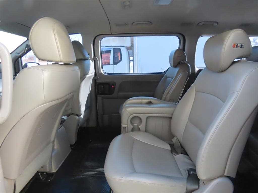 HYUNDAI Starex - Vista 6