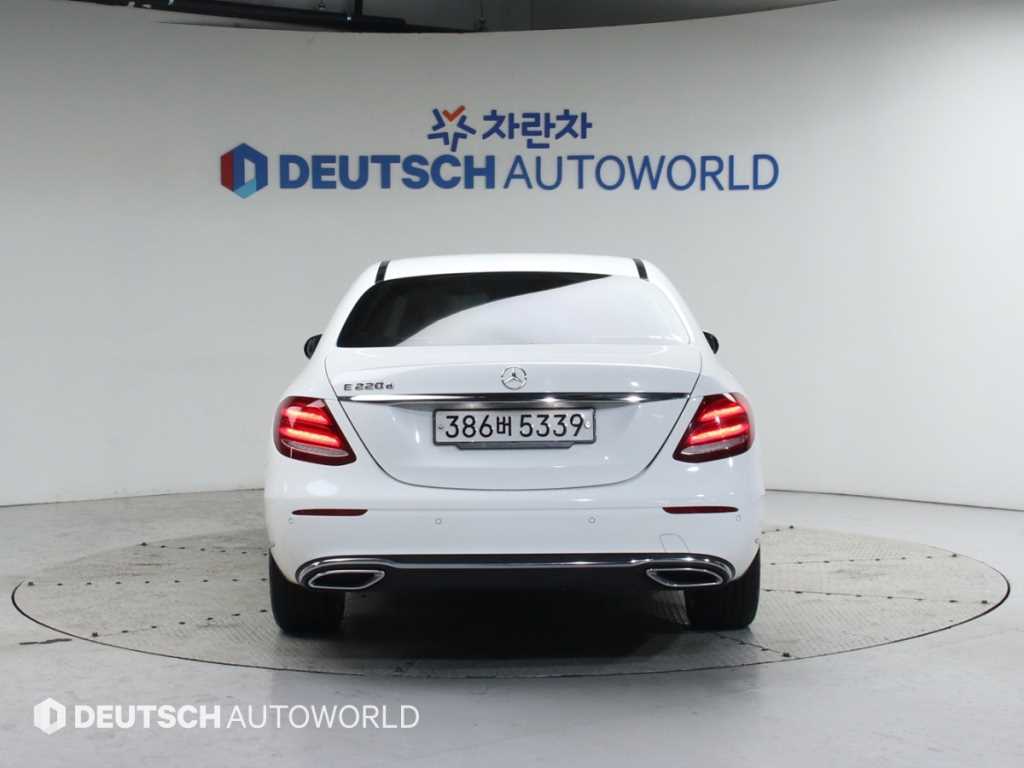 Mercedes Benz E class - Vista 4